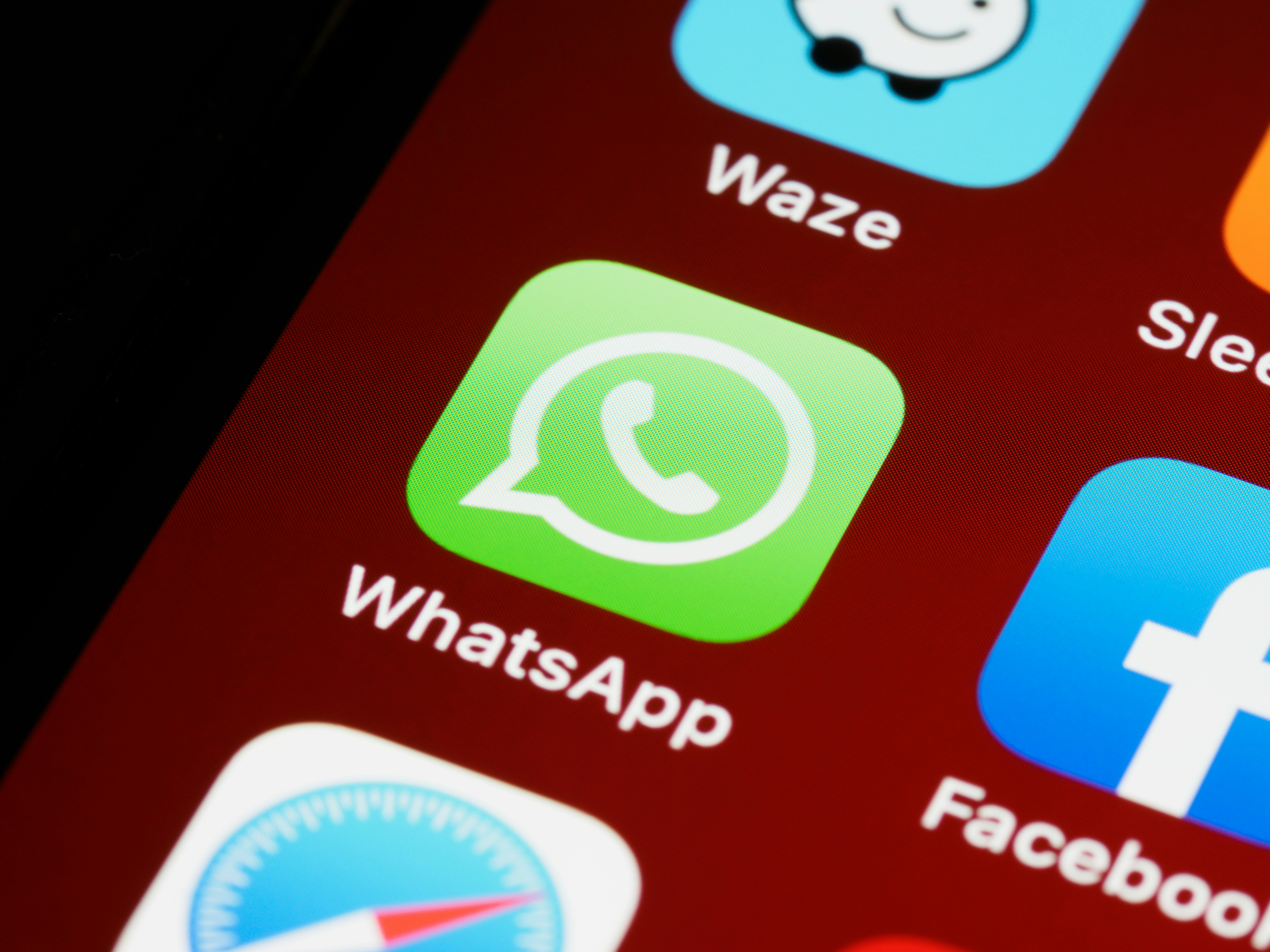 WhatsApp üzerinden sigorta teklifi alma sürecini gösteren mockup görseli